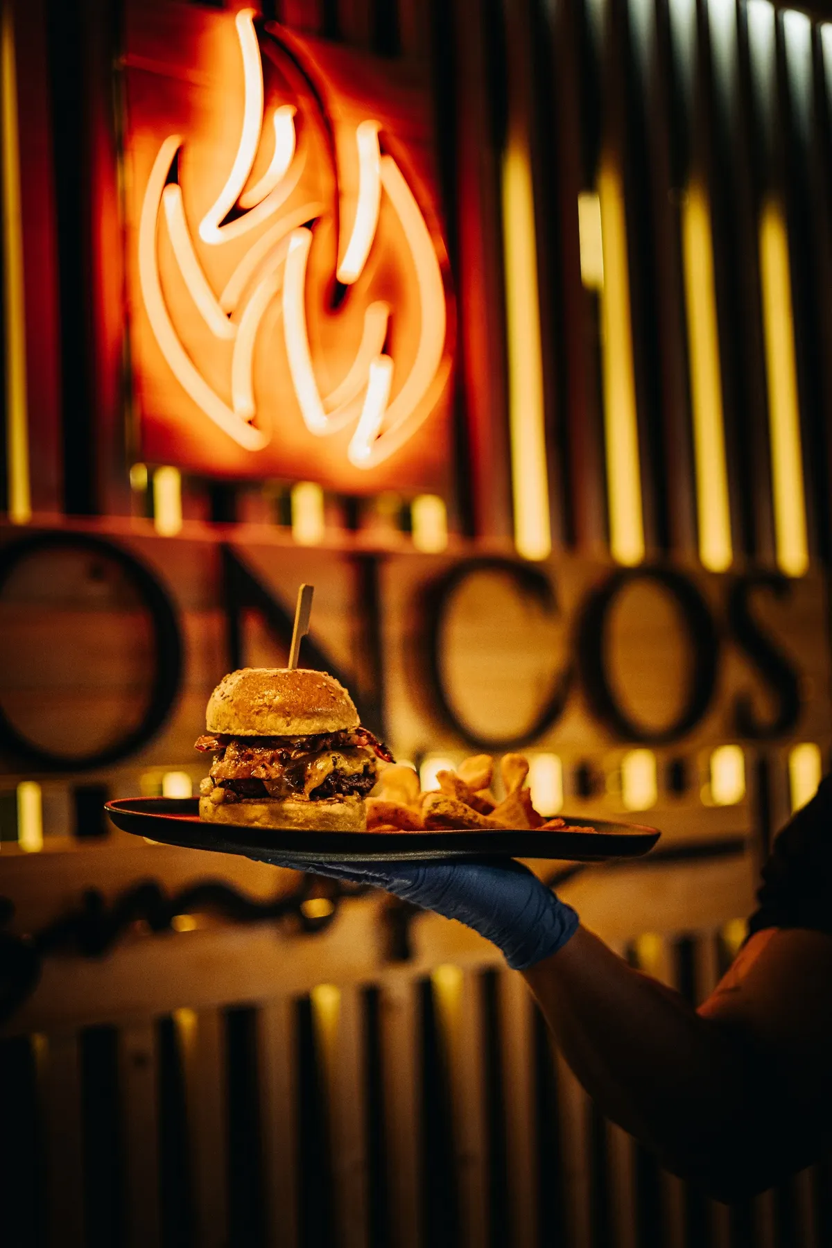 Hamburguesa de Broncos Smoke servida en el restaurante