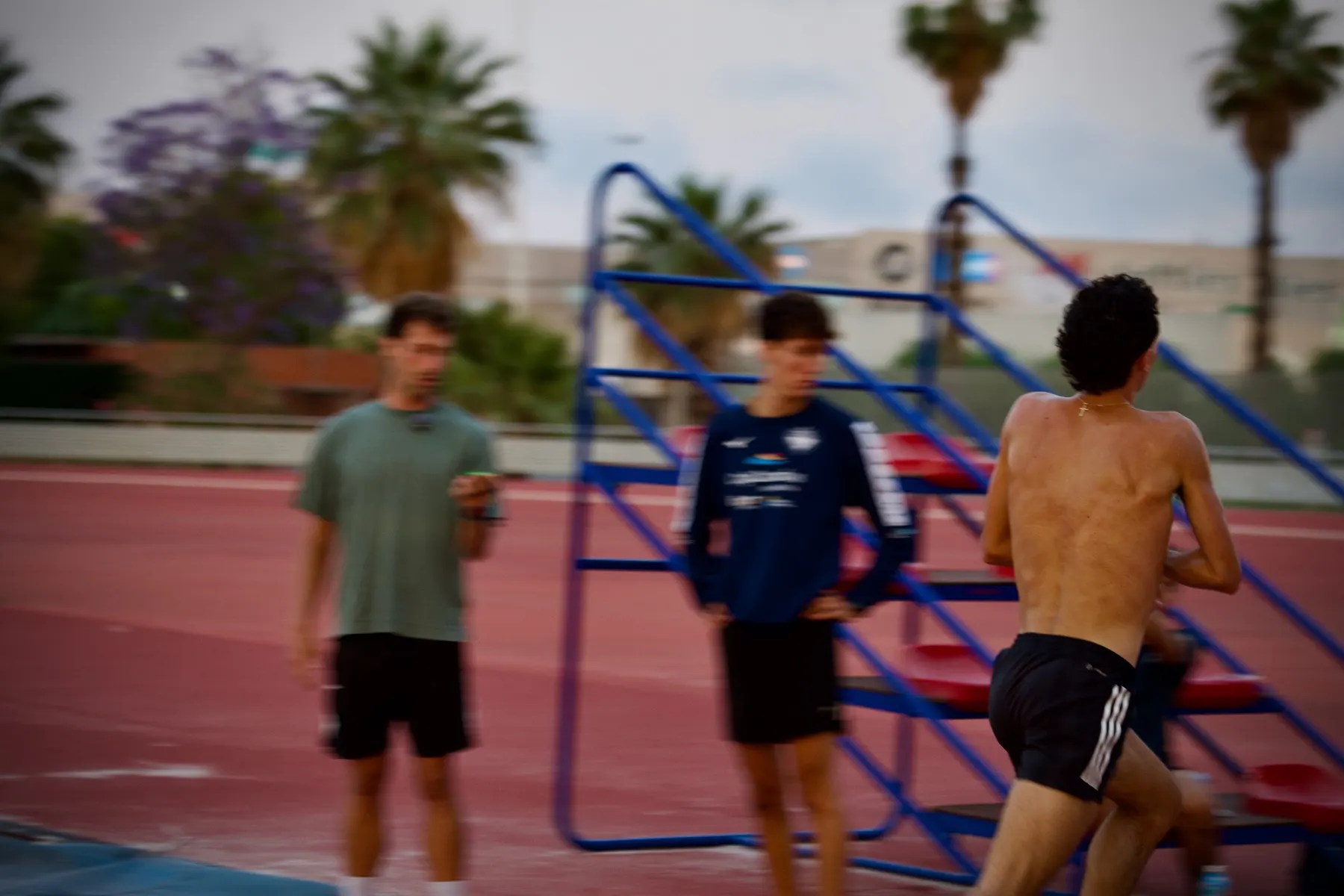 Corredor de Linde Running completando una serie