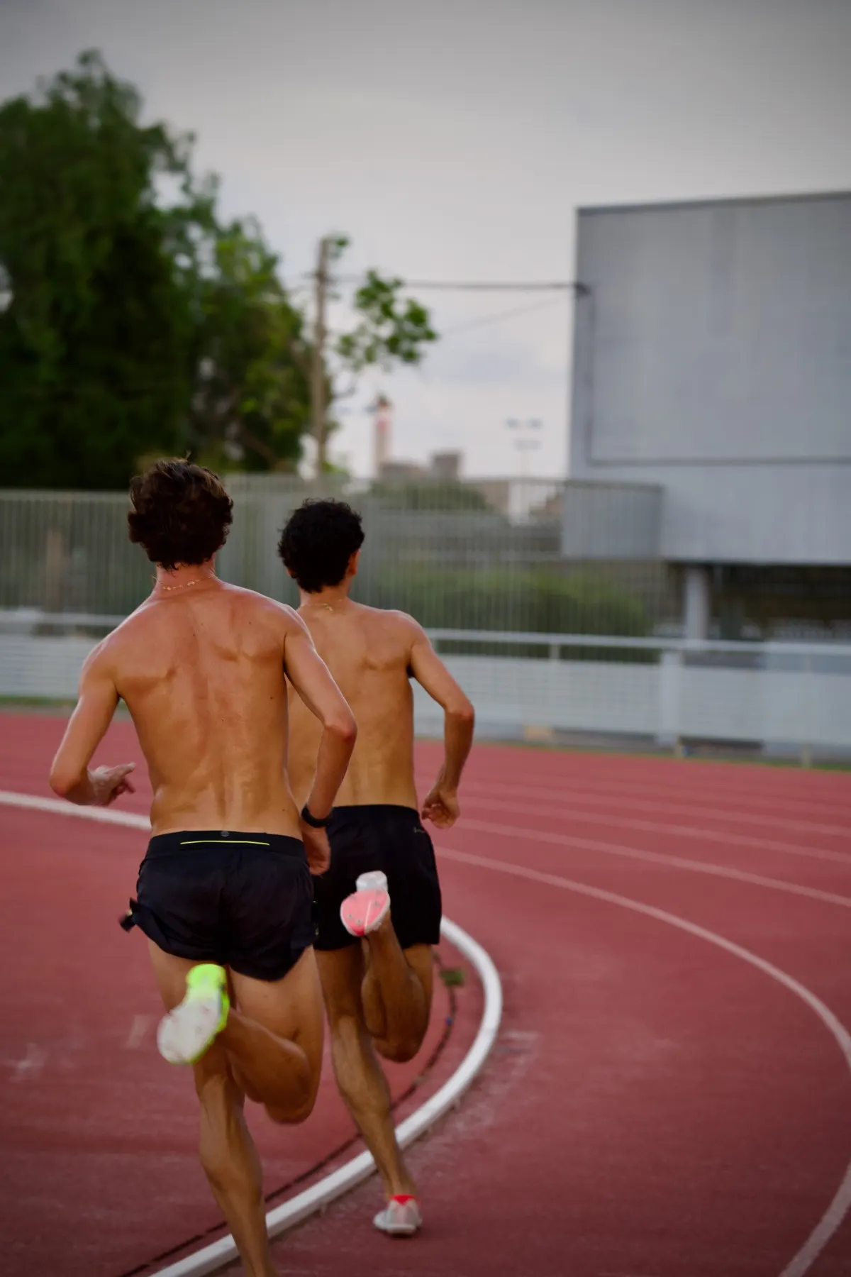 Grupo de entrenamiento Linde Running en pista