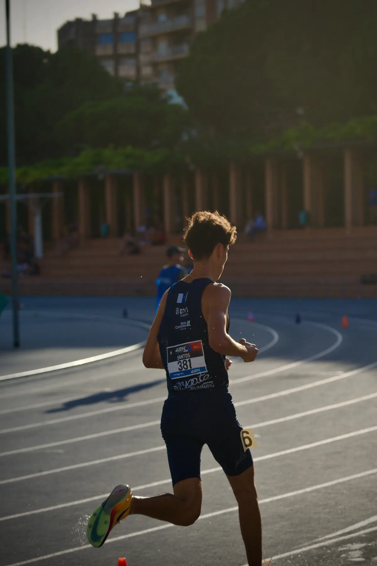 Corredor compitiendo en pista durante el Meeting 42K Running Valencia