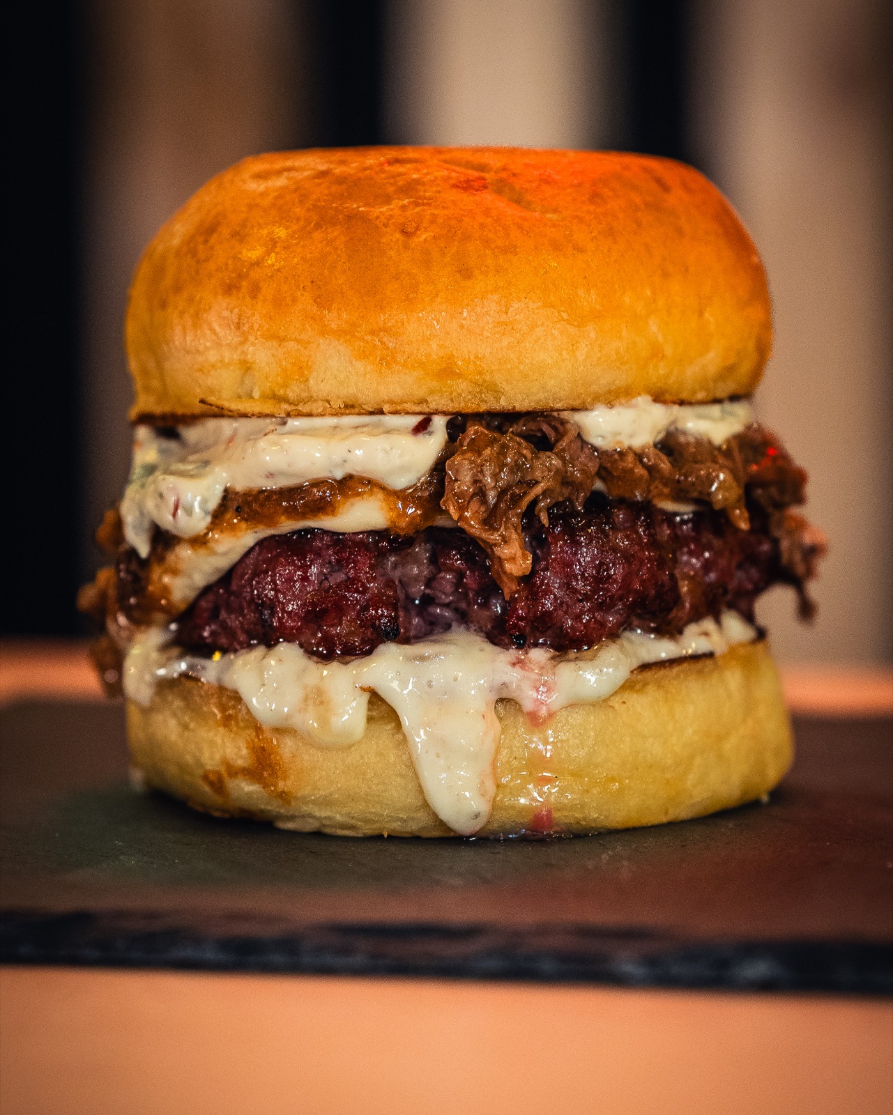 Hamburguesa en primer plano fotografiada para Broncos Smoke