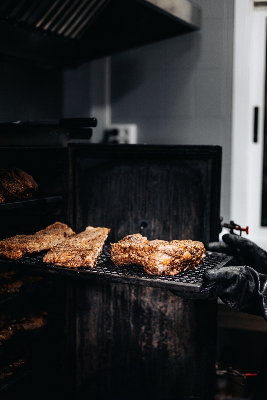 Proceso de cocina y ahumado en Broncos Smoke