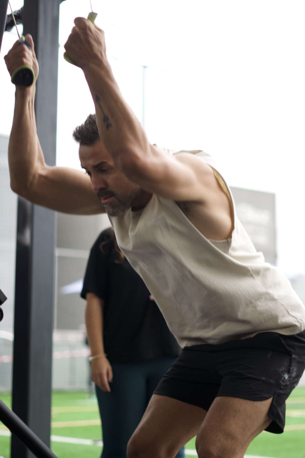 Plano corto de esfuerzo en máquina durante la competición